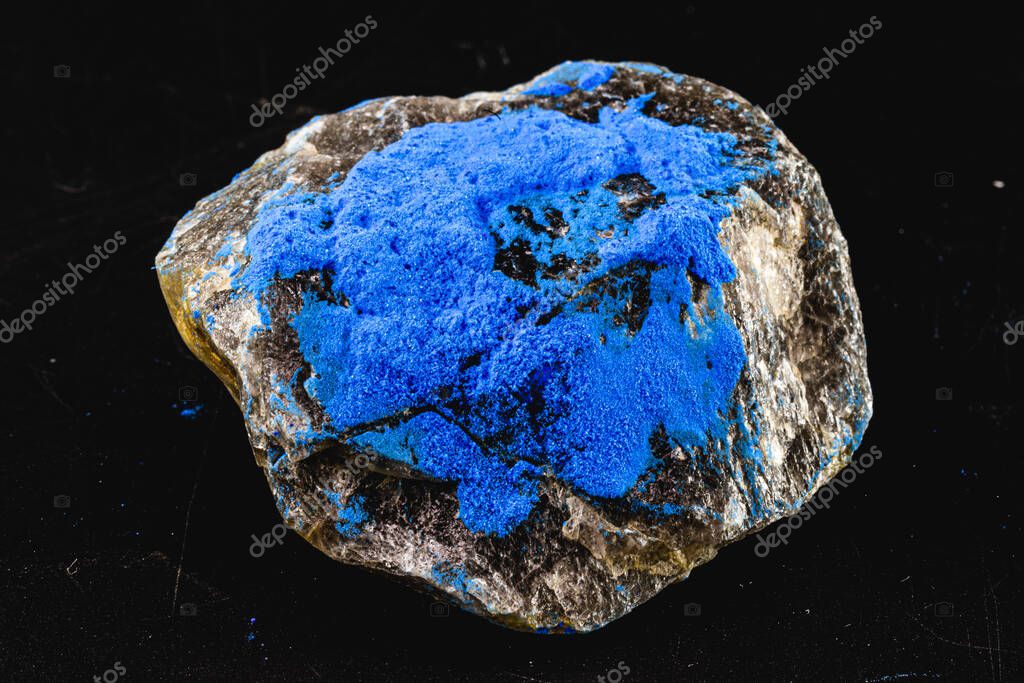 Minerai de cobalt brut de couleur bleutée
